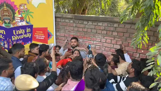 Delhi University में बवाल: ‘यहां कोई कुछ नहीं बोलेगा वरना…’, महिला यूट्यूबर से मारपीट और कपड़े फाड़ने की कोशिश