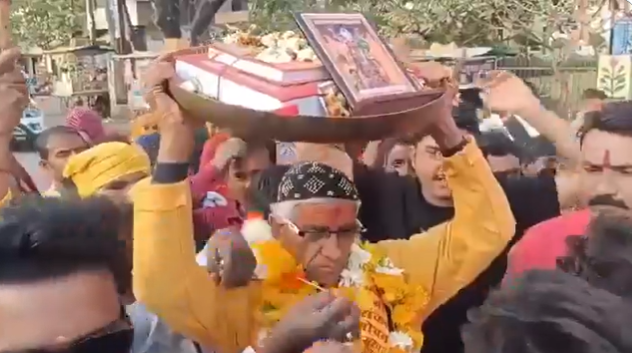रमजान में अहमद खान की बागेश्वर धाम यात्रा, सिर पर रामायण रखकर नंगे पैर पैदल चल रहे, जानिए यात्रा के बाद क्या रखेंगे नया नाम?