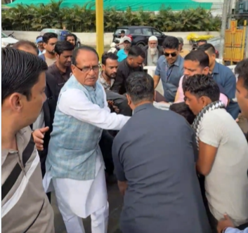 शिवराज की संवेदनशीलता ने जीता दिल, रास्ते में पड़े घायल को अपनी गाड़ी से पहुंचाया अस्पताल, देखिए वीडियो
