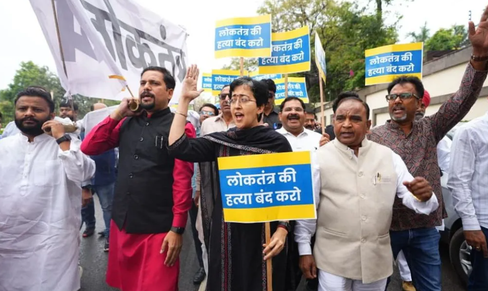 दिल्ली विधानसभा बजट सत्र शुरू होते ही सियासी घमासान, AAP विधायकों का विरोध प्रदर्शन, जानिए किस मुद्दे पर भड़के