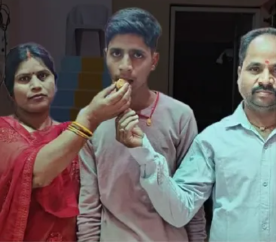 Bihar Board Result 2026: कपड़े की दुकान चलाने वाले के बेटे ने मैट्रिक में मारी बाजी, टॉप-10 में बनाई जगह