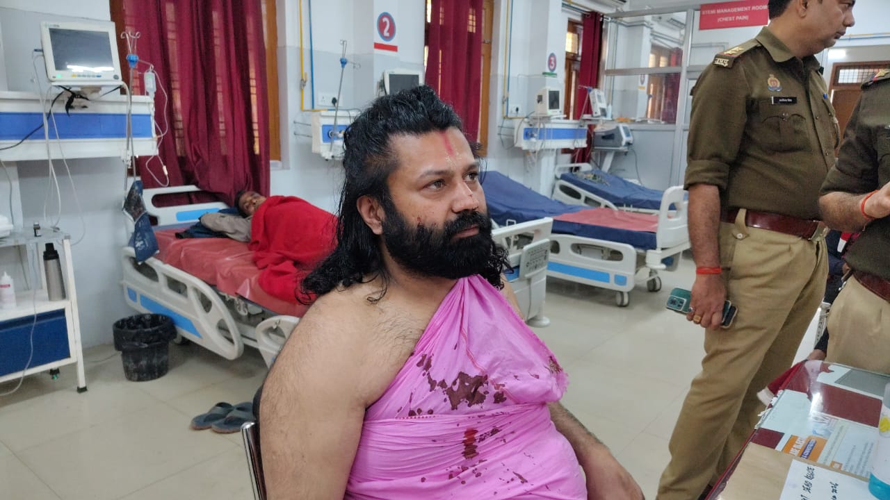 अविमुक्तेश्वरानंद पर FIR कराने वाले आशुतोष महाराज पर हमला, ट्रेन के टॉयलेट में छिपकर बचाई जान