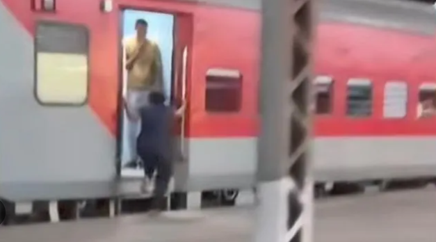 मां के बराबर कोई नहीं…3 बार मौत को छूकर बच्चे के पास पहुंची महिला, ट्रेन में एक मां का रुला देने वाला वीडियो