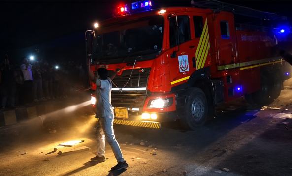 आग, अफरा-तफरी और पथराव… दिल्ली की फर्नीचर मार्केट में रातभर मचा हड़कंप, देखिए वीडियो